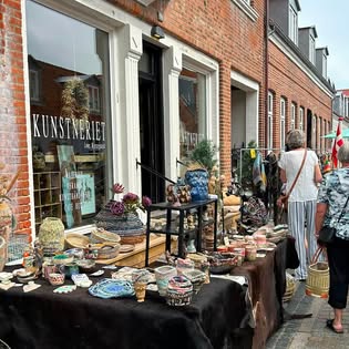 Anetts stand på et lokalt kunstmarked